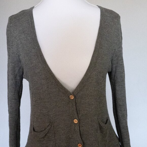 Elegant Gray Cardigan with Ruffle Hem - Picture 3 of 10